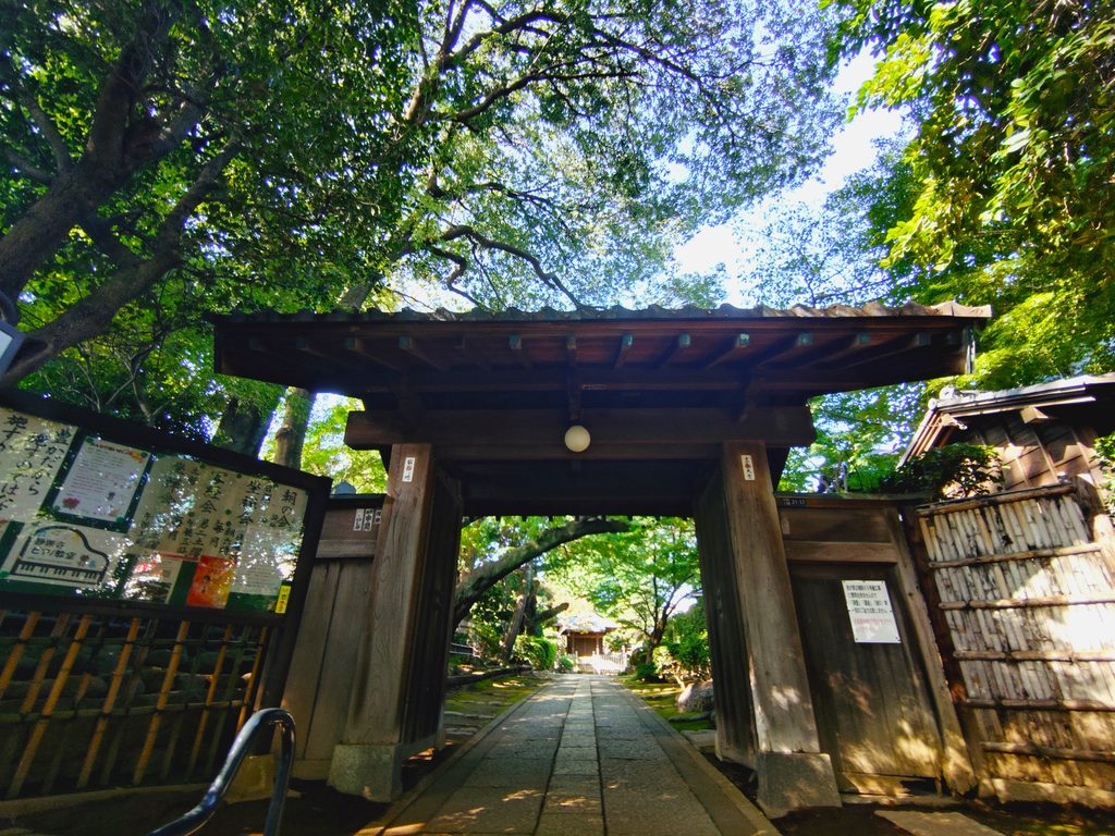 東京都北区 静勝寺の風情ある木造の山門 東京都北区 静勝寺の風情ある木造の山門