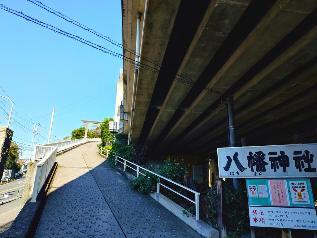 東京都北区 赤羽八幡神社の鳥居と参道風景