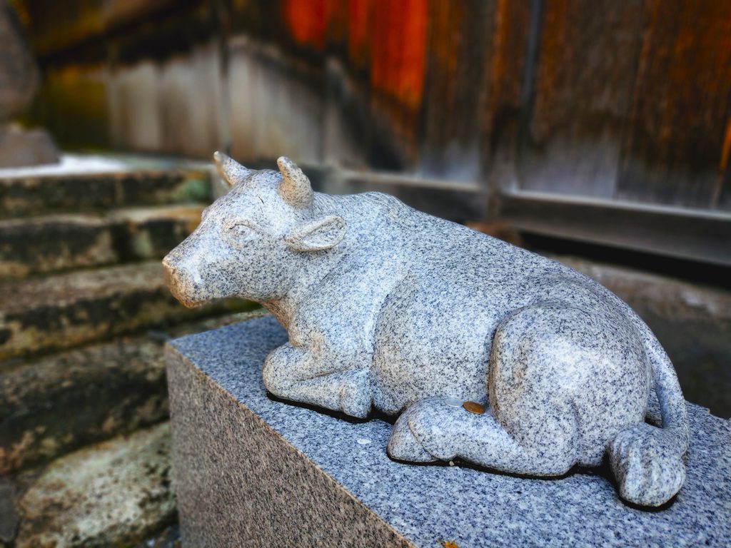 東京都北区 赤羽八幡神社のなで牛像1
