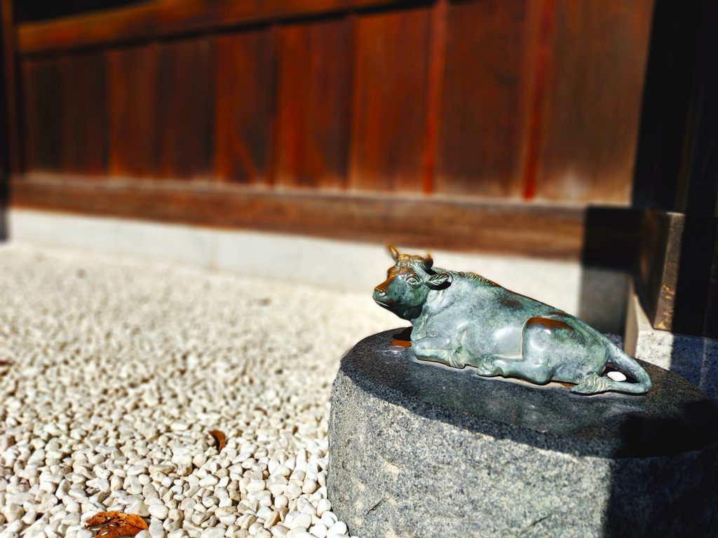 東京都北区 赤羽八幡神社のなで牛像2