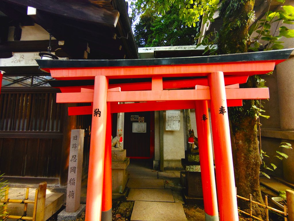 東京都台東区 花園稲荷神社のお穴様と岩窟祠 東京都台東区 花園稲荷神社のお穴様と岩窟祠