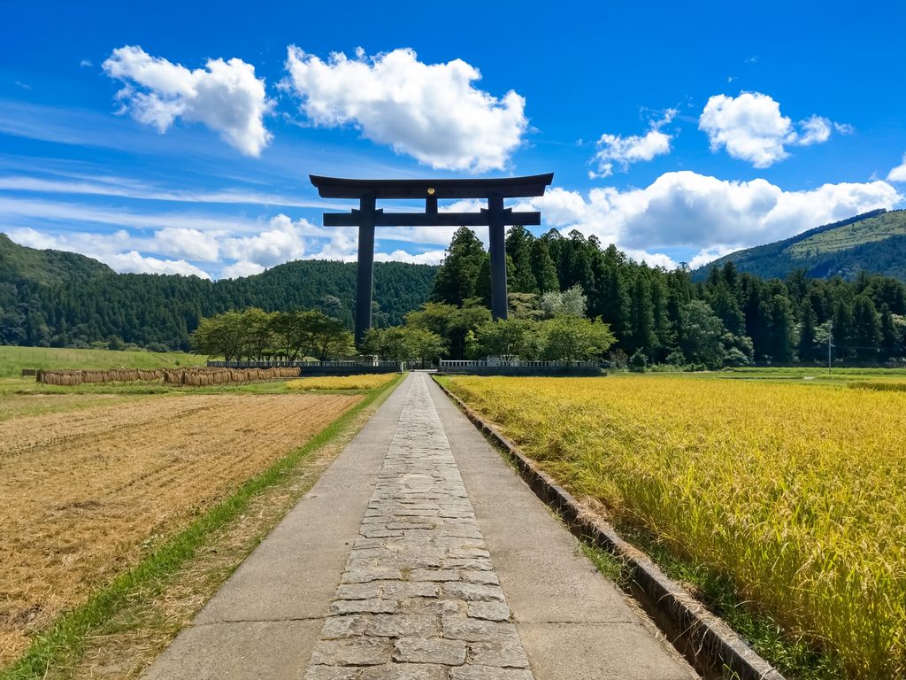 和歌山県田辺市の熊野本宮大社大斎原に立つ日本一の大鳥居と稲穂の絶景全景 和歌山県田辺市の熊野本宮大社大斎原に立つ日本一の大鳥居と稲穂の絶景全景