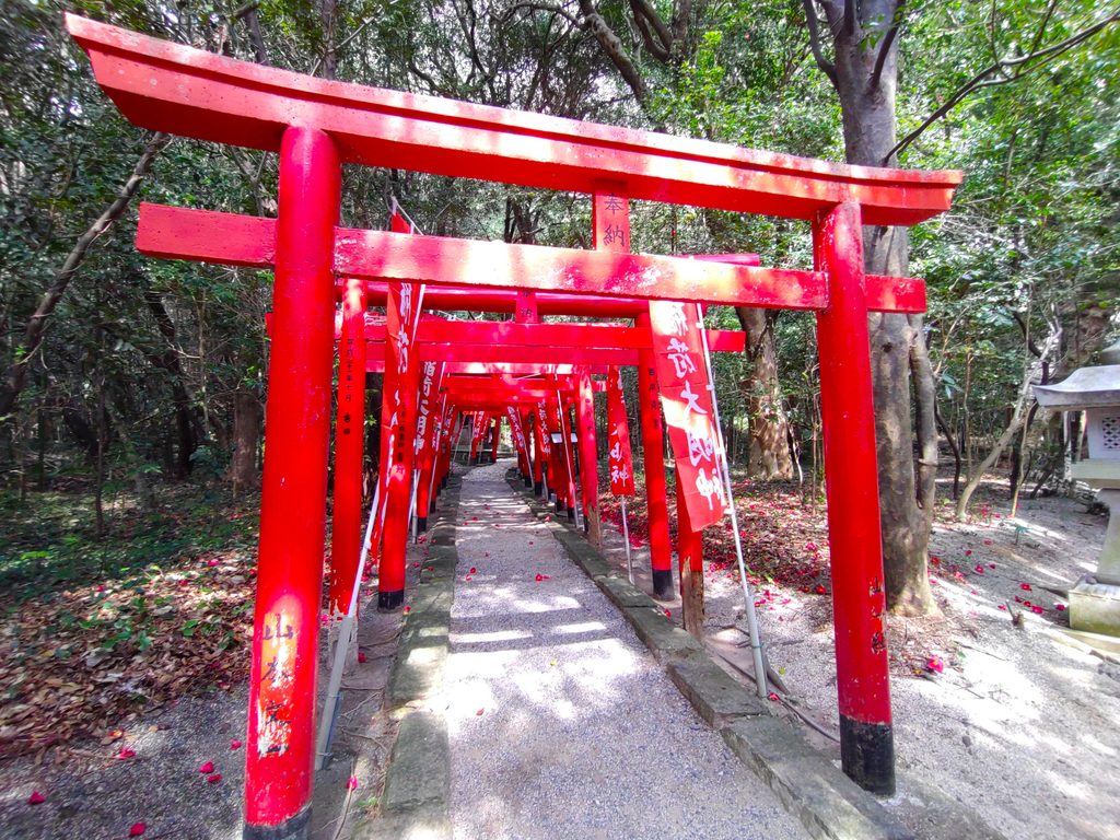 花の窟神社の境内に鎮座する末社の稲荷神社と龍神神社