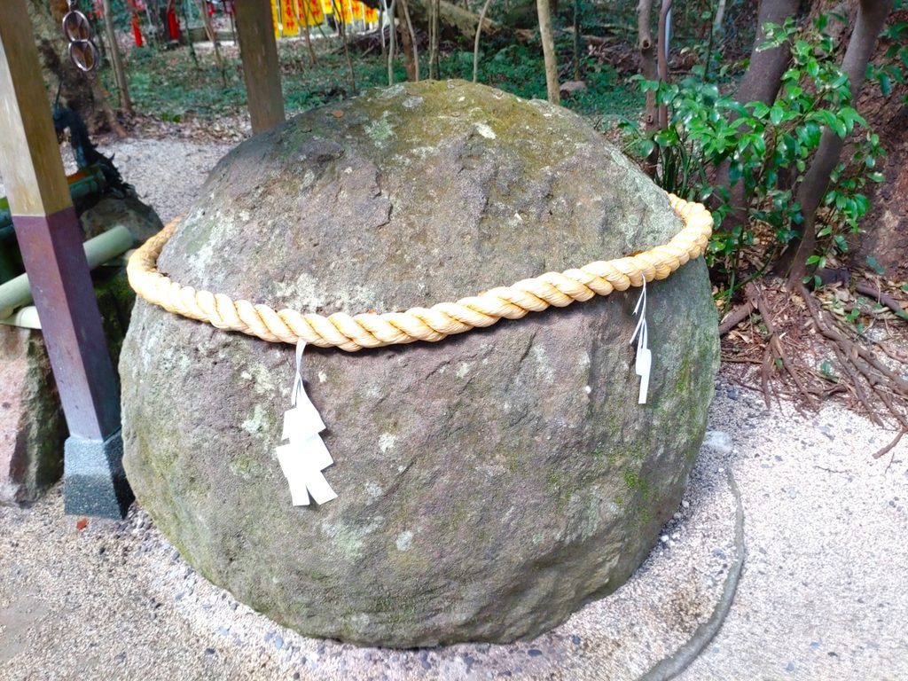花の窟神社の境内で参拝客が祈りを込めて奉納する丸石（玉石）