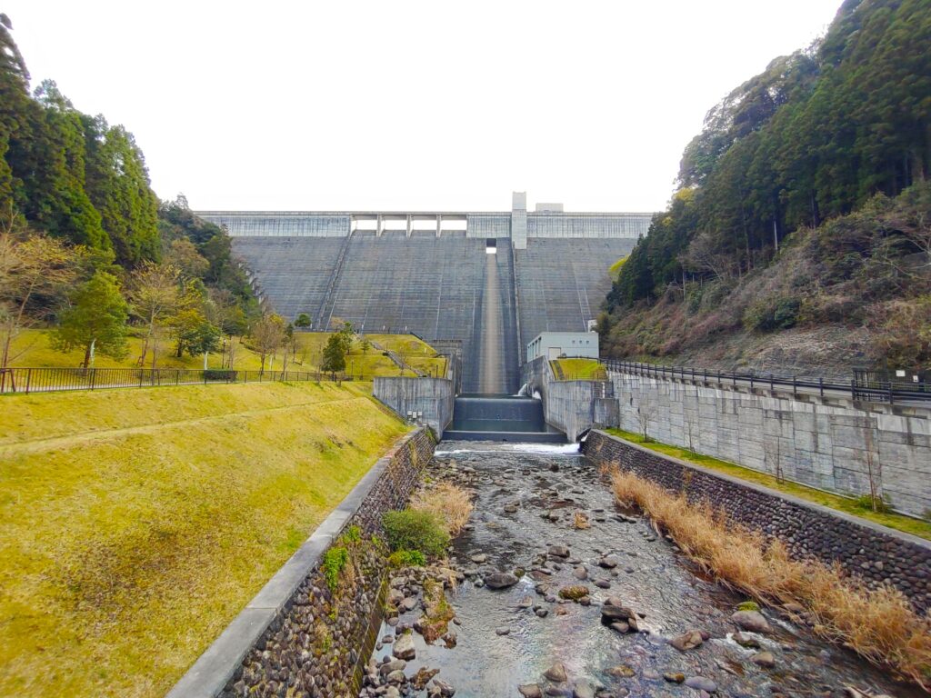 DSC 3311 1024x768 - 進撃の巨人 大山ダム銅像【大分県】