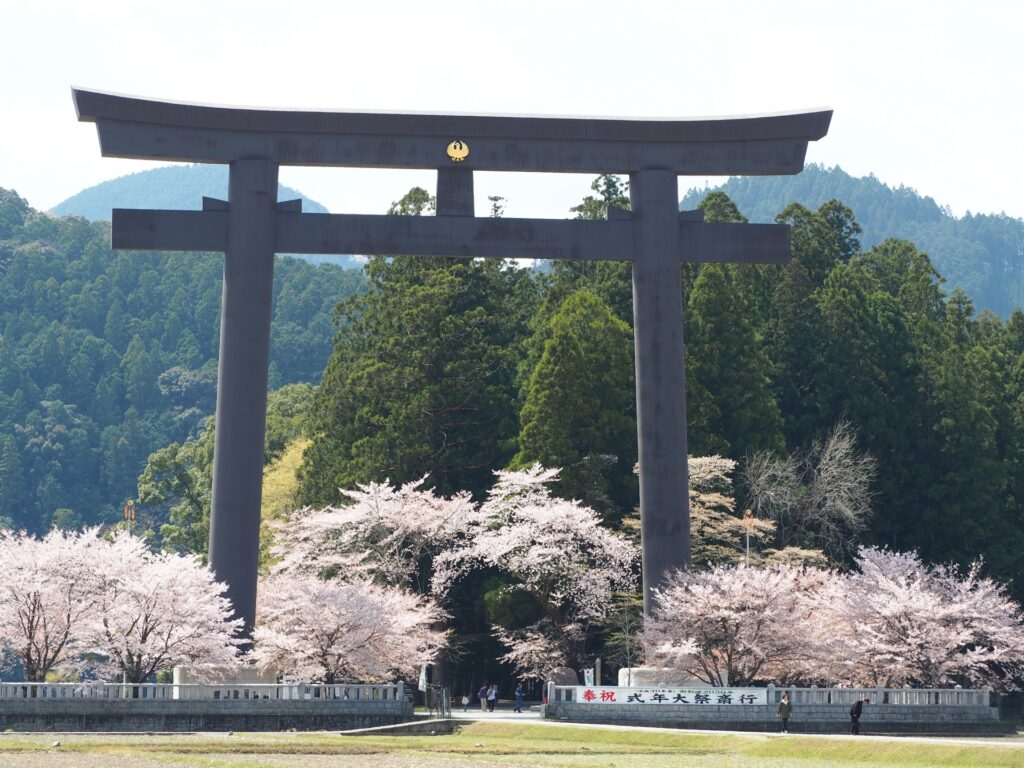 kumano hongu taisha oosaihara otorii jp1 1024x768 - 混在していない 桜が美しい神社(西日本)
