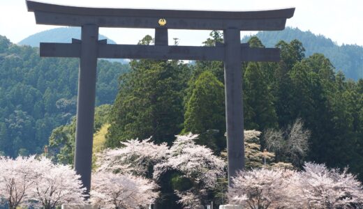 kumano hongu taisha oosaihara otorii jp1 520x300 - 花の窟(はなのいわや)神社【三重県】