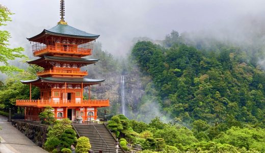Seigantoji Temple Three-storied Pagoda and Nachi Waterfall [Wakayama]
